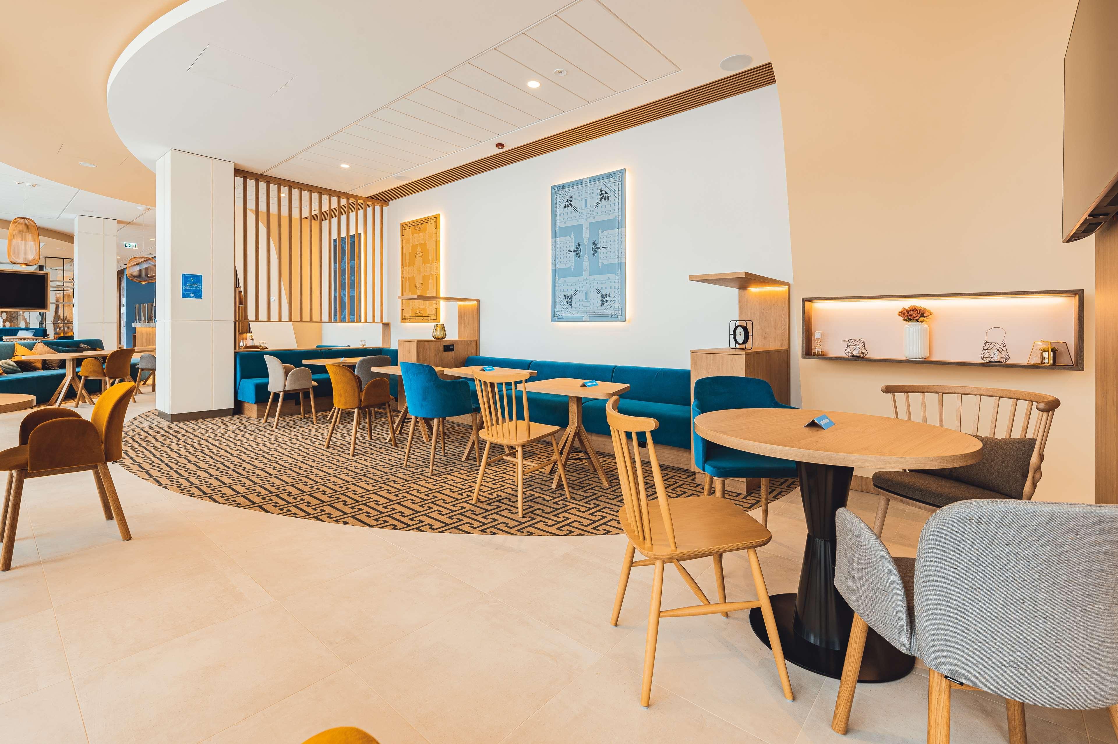 Hampton By Hilton Reduta Готель