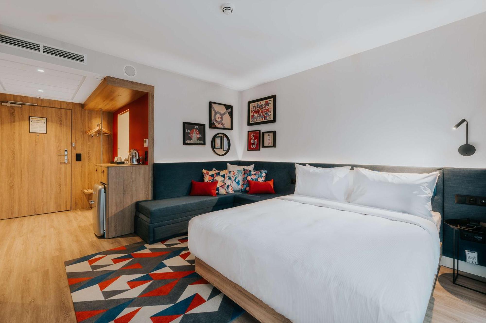 Hampton By Hilton Reduta Готель