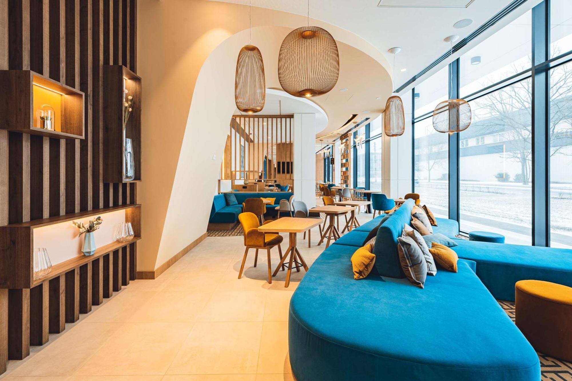 Hampton By Hilton Reduta Готель